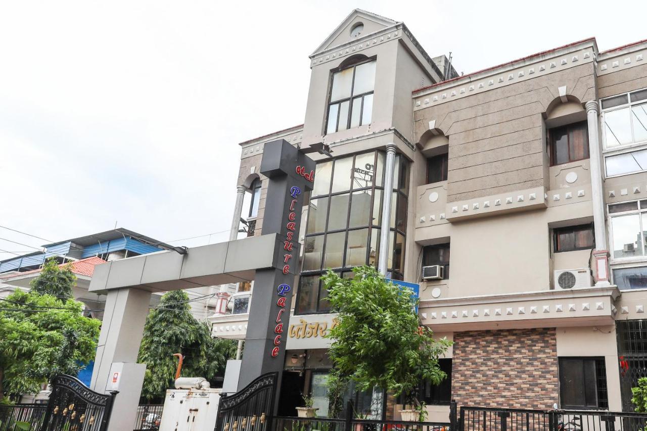 Oyo 62194 Pleasure Palace Ξενοδοχείο Ιντόρ Εξωτερικό φωτογραφία